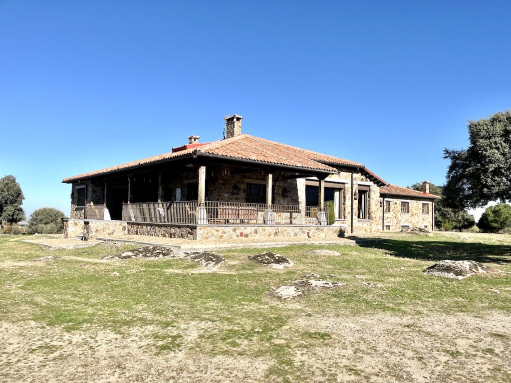 Property for sale in Segovia. 7.4 hectares and house of 950 sq.