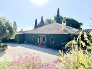 Venta de finca en la comunidad de  Madrid, de 3 hectáreas y casa de 320 m2.