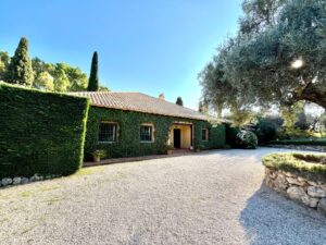 Venta de casa en la comunidad de  Madrid, de 3 hectáreas y casa de 320 m2.